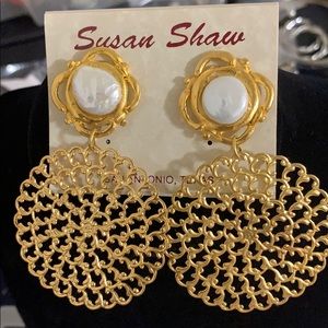 Susan Shaw Pearl Gold Earring.